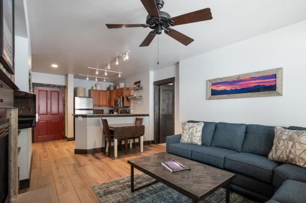 Cozy Zephyr Mountain Lodge condo with sweeping views of Arapahoe National Forest condo